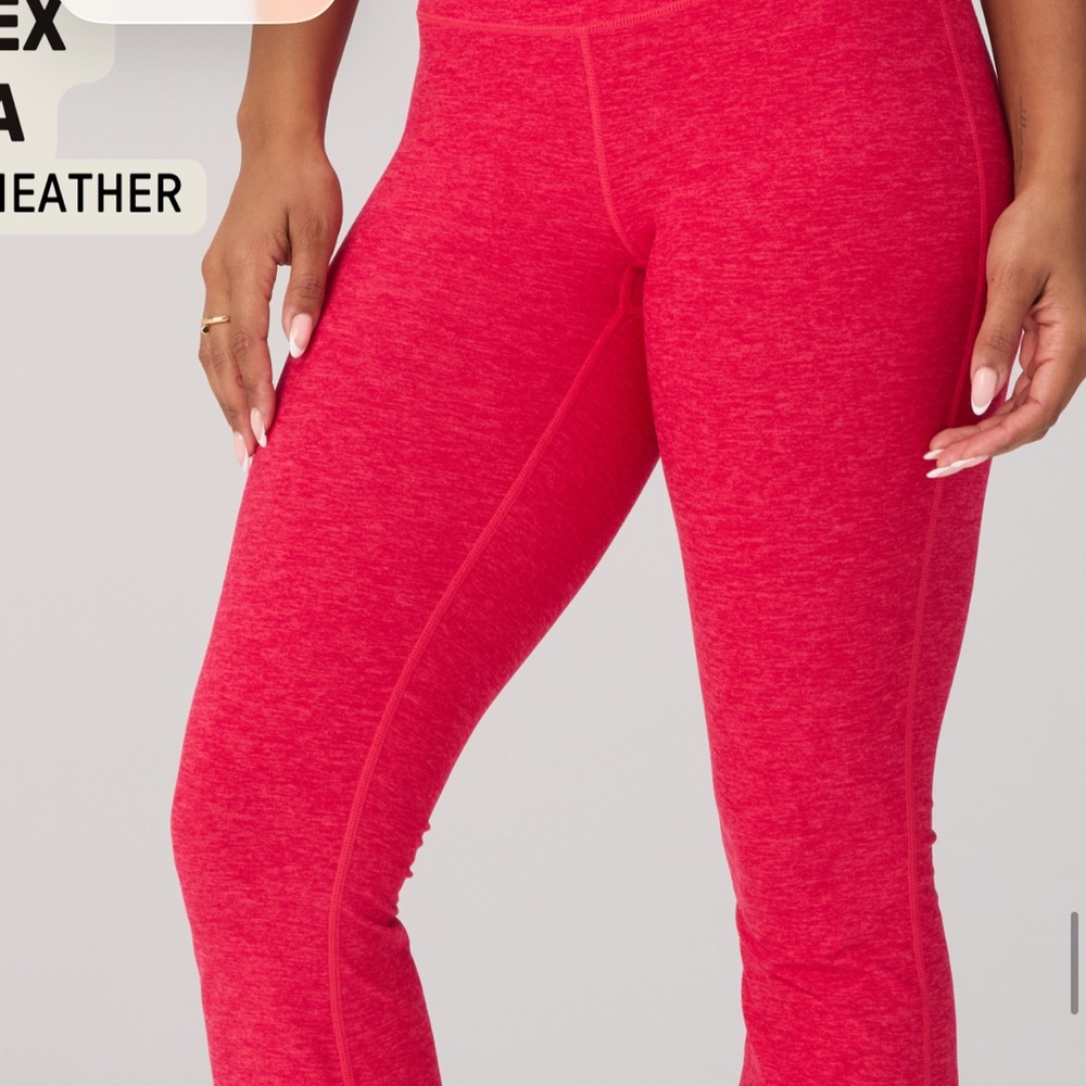 Fabletics HEATHERFLEX
RUCHED BRA + HEATHERFLEX HIGH
WAISTED TLC MINI FLARE Set
